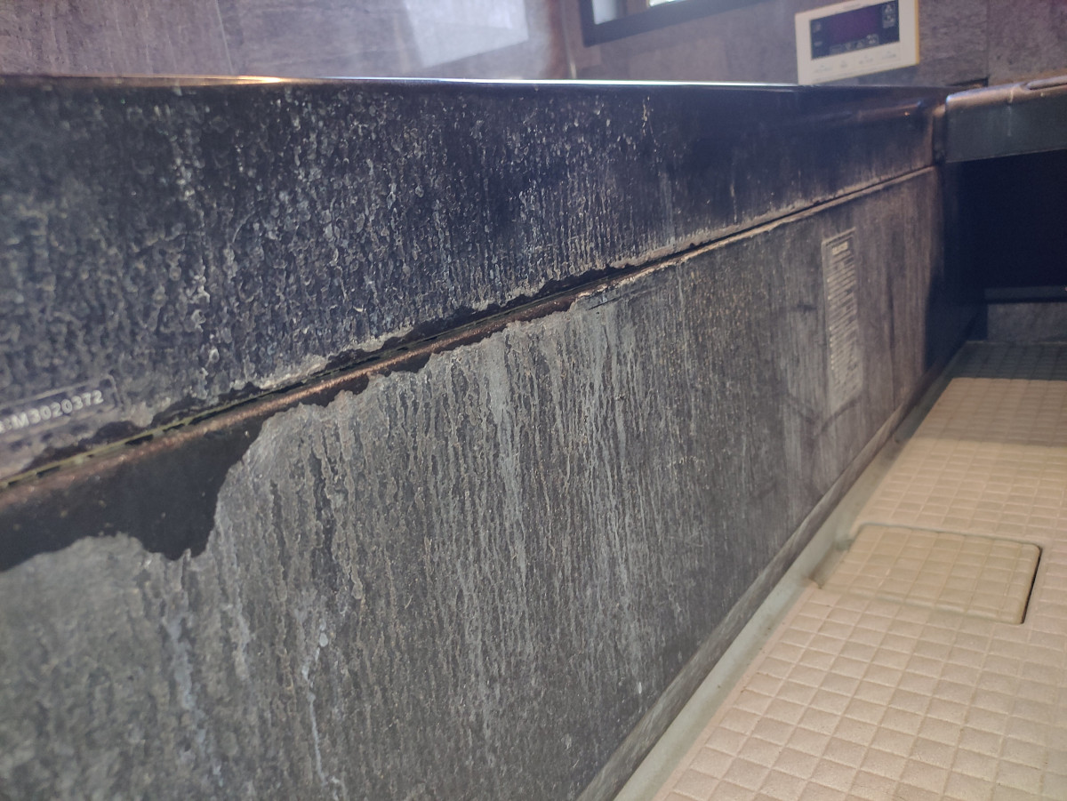 松山市での浴室洗浄前：水垢と石鹸カスが付着したバスタブ