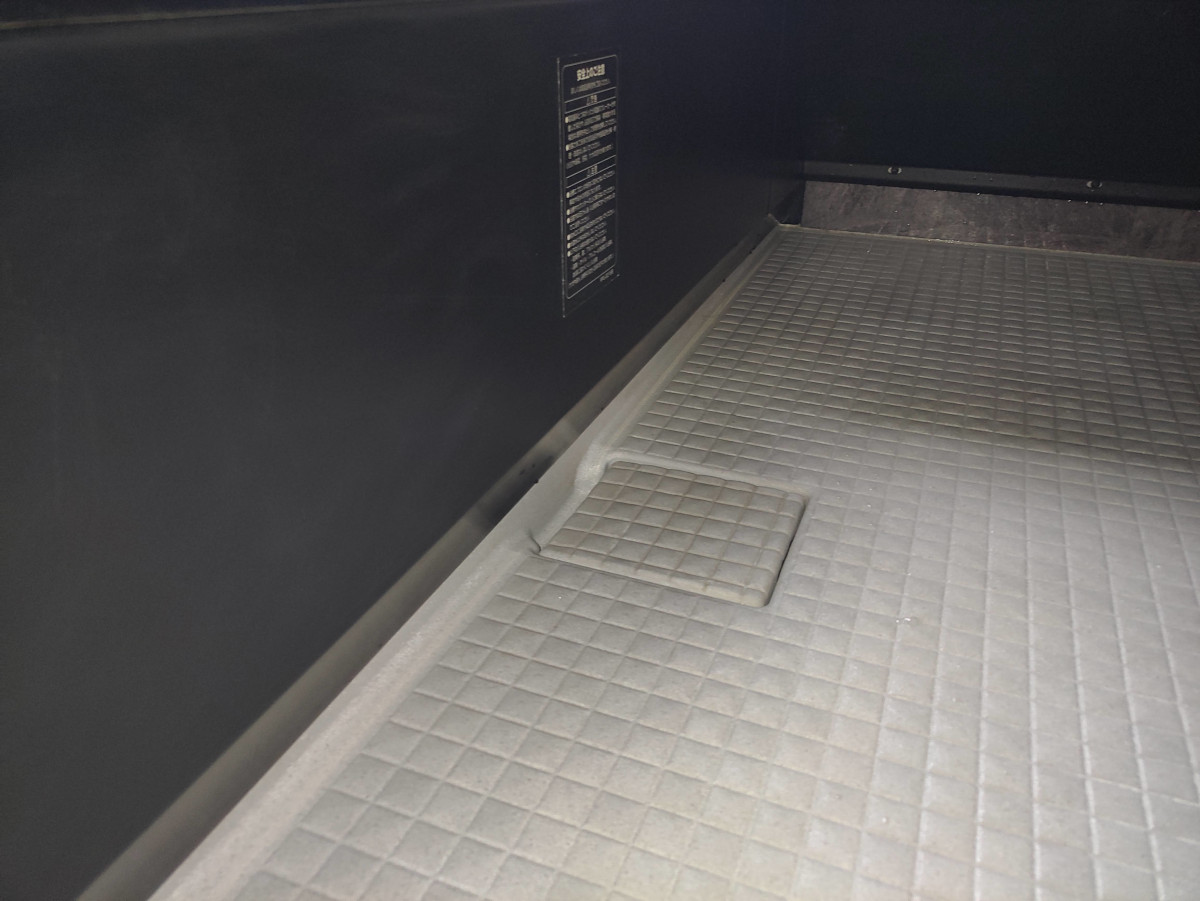 松山市での浴室洗浄後：鏡面仕上げのように輝くバスタブ