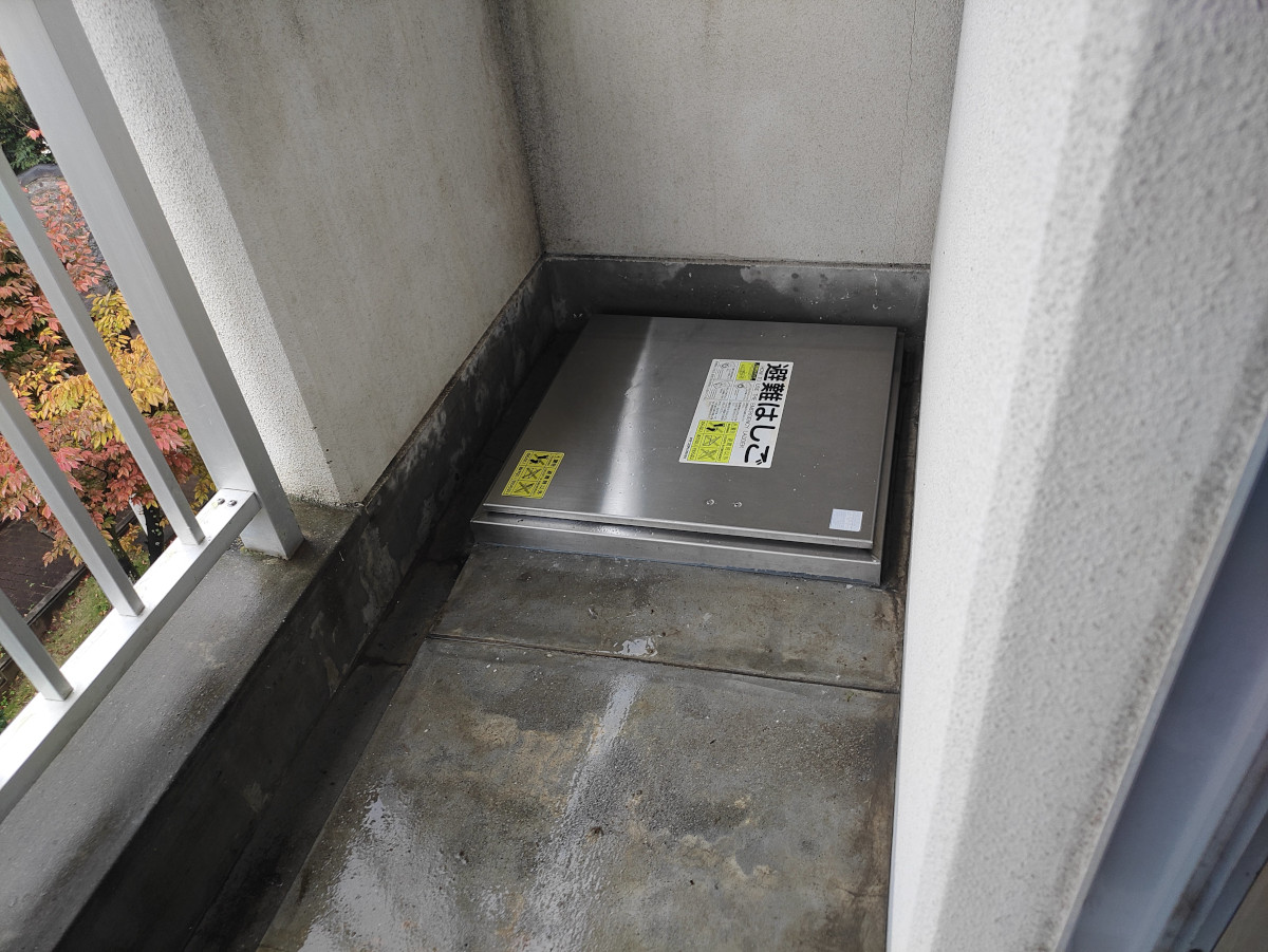 ベランダ清掃後：徹底洗浄で本来の色を取り戻した床面