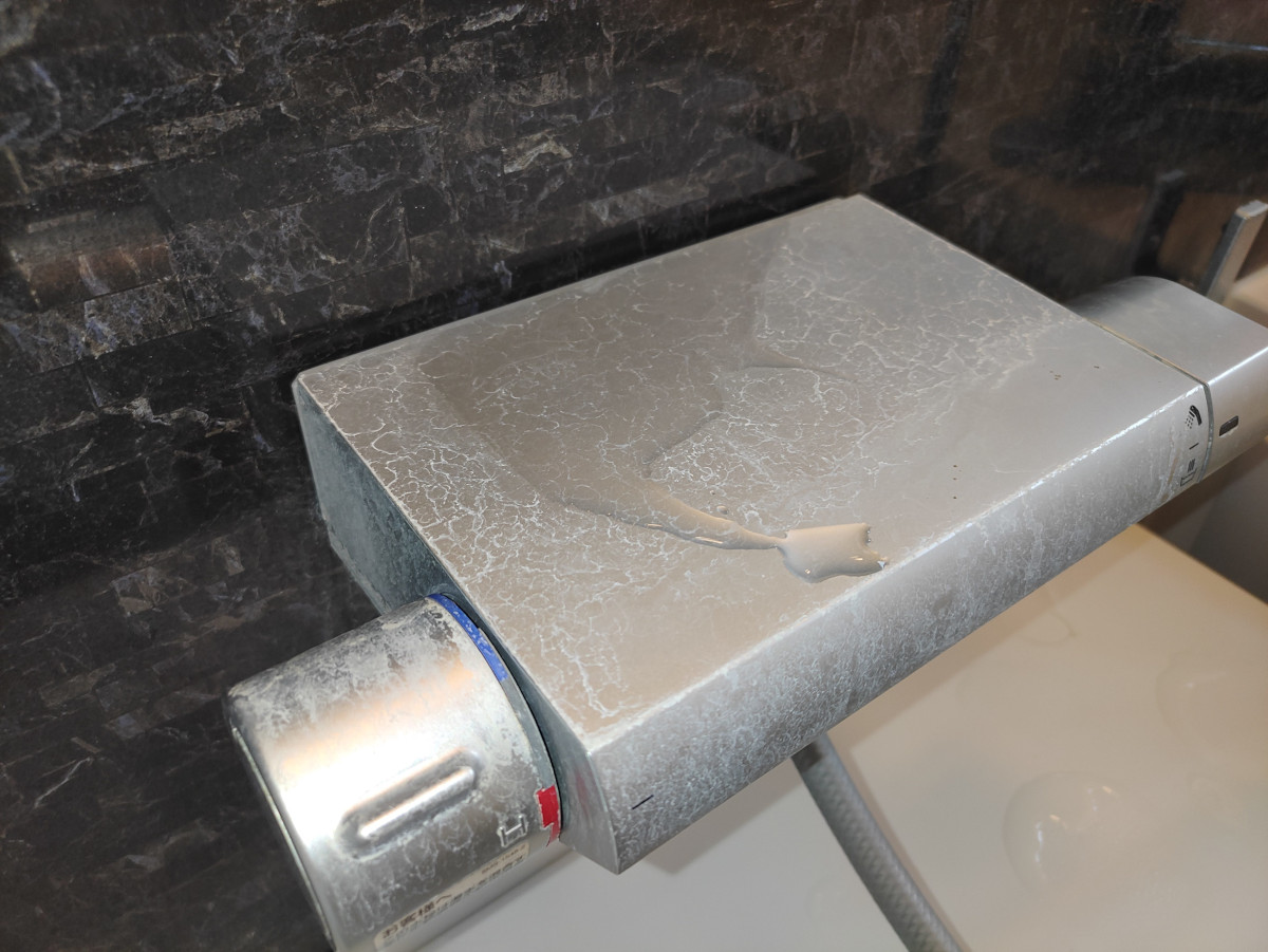 浴室蛇口・カラン清掃前：白く曇った水垢汚れ