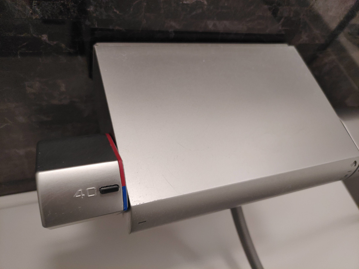 浴室蛇口・カラン清掃後：光を反射する新品同様の輝き