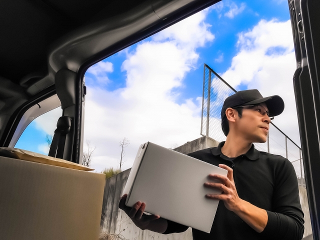 松山市内での迅速かつ丁寧な配送作業の様子